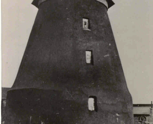 Mühle nach der Restaurierung. Jetzt ohne Flügel, da die Mühle seit 1936 mit einerm Dieselmotor betrieben wird. 2.-Mühle-nach-der-Restaurierung.-Jetzt-ohne-Flügel-da-die-Mühle-seit-1936-mit-einerm-Dieselmotor-betrieben-wird..jpg