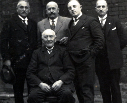 Fritz Lüttgerding sitzend mit Sohn Karl und Enkel Karl zweite Reihe Mitte 5.-Fritz-Lüttgerding-sitzend-mit-Sohn-Karl-und-Enkel-Karl-zweite-Reihe-Mitte.jpg