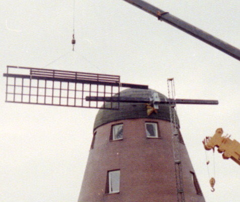 Anbau der ersten Generation Flügel, 1981 Flügel-Kran-Vöhrum-1a.jpg