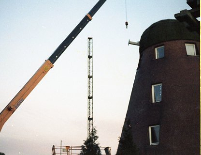 Die Stahlhalterung des Flügelkreuzes ist gesestzt ca-1981-099.jpg