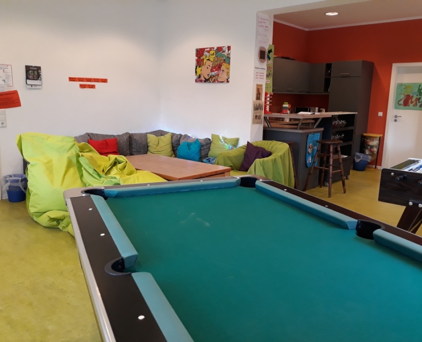 Billiard und Sofa-Ecke im Jugendtreff Vöhrum