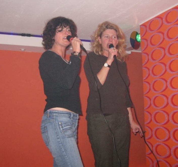 „Wie alles begann…“Susanne und Claudia beim Karaoke