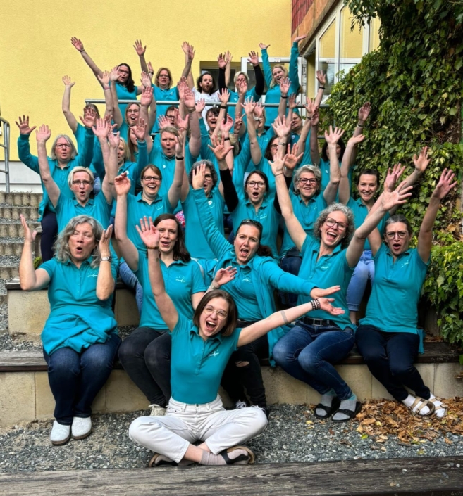 Chorifeen-2 Gruppenbild der Chorifeen auf einer Treppe.