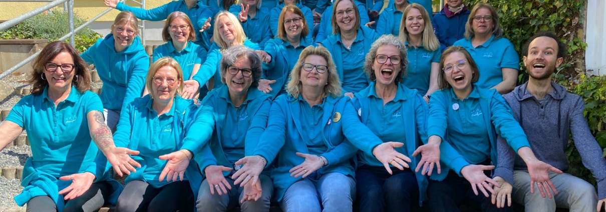 Gruppenbild der Chorifeen bei der Chorfreizeit in Wernigerode mit Paul als Stimmbildner.