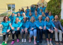 Gruppenbild der Chorifeen bei der Chorfreizeit in Wernigerode mit Paul als Stimmbildner.