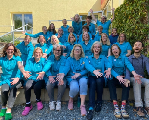 Gruppenbild der Chorifeen bei der Chorfreizeit in Wernigerode mit Paul als Stimmbildner.