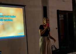 Frau singt Karaoke, im Hintergrund eine Leinwand mit Liedtext.