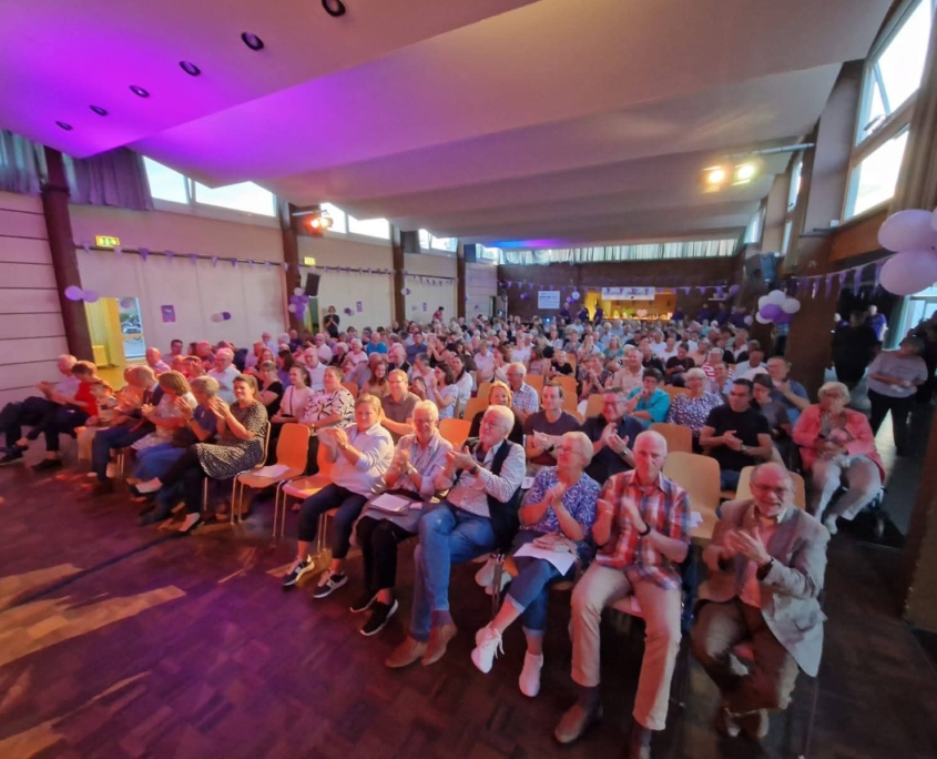 ProjektX-Jubi-2025-2 Jubiläum Projekt X 2025. Blick von der Bühne ins Publikum.