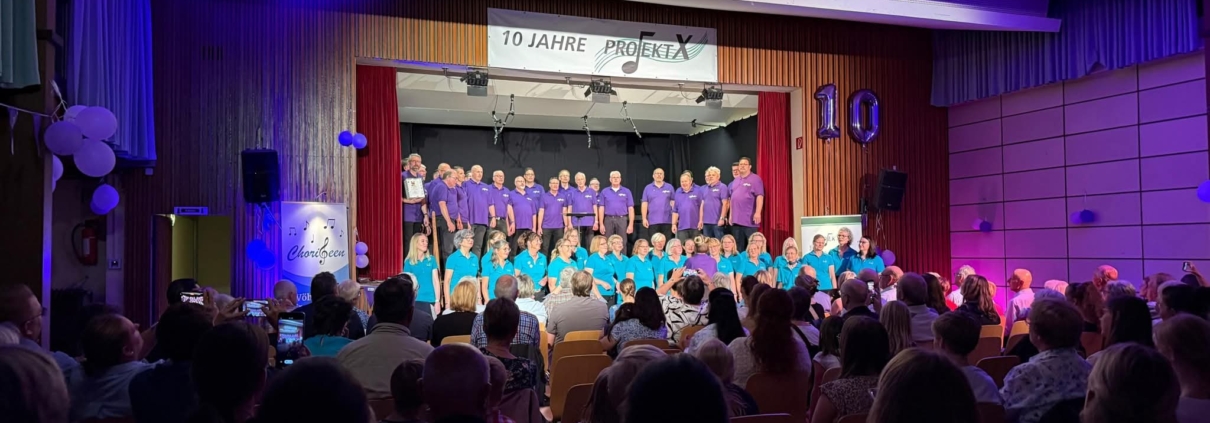 Jubiläum Projekt X 2025. Es wird gemeinsam mit den Chorifeen ein Lied gesungen.