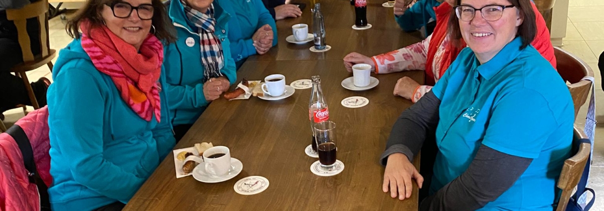 Die Mannschaften der Chorifeen und Projekt X gemeinsam an einem langen Tisch.
